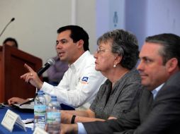 Diego Monraz (i), María Cristina Romo y Mauricio Gudiño en el Congreso de Comunicación Política en el ITESO.  /