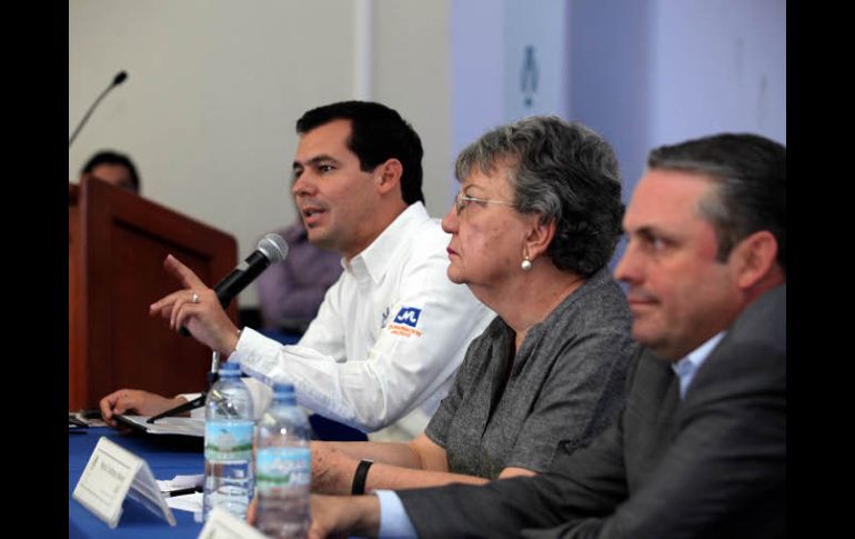 Diego Monraz (i), María Cristina Romo y Mauricio Gudiño en el Congreso de Comunicación Política en el ITESO.  /