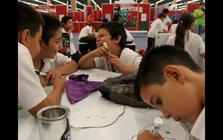 Niños se divierten durante las actividades de Papirolas 2012.  /