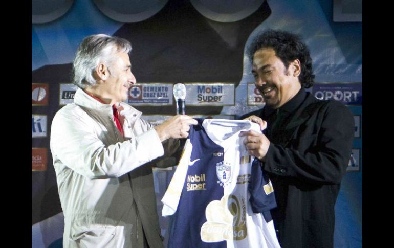 Hugo Sánchez recibe la camiseta de los Tuzos. MEXSPORT  /