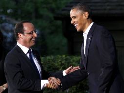 El presidente Barack Obama (D)  saluda a su llegada a Francois Hollande. REUTERS  /