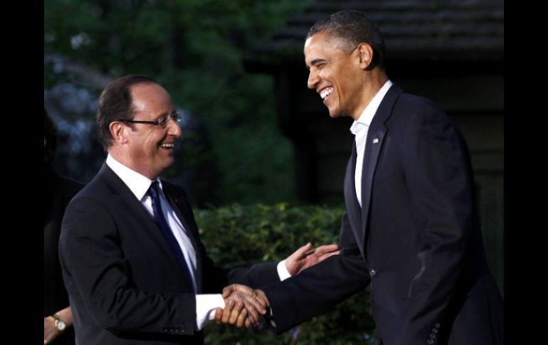 El presidente Barack Obama (D)  saluda a su llegada a Francois Hollande. REUTERS  /