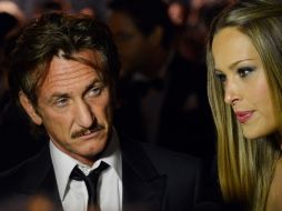 Sean Penn (izq) y la modelo checa Petra Nemcova a su llegada a la reunión con fines caritativos. AFP  /