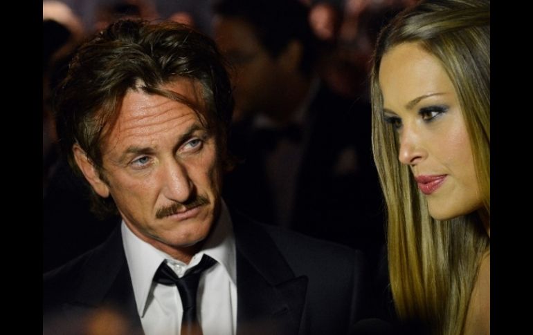 Sean Penn (izq) y la modelo checa Petra Nemcova a su llegada a la reunión con fines caritativos. AFP  /