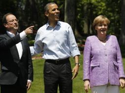 Obama (centro) aparece junto con el nuevo presidente de Francia, Hollande (izq) y la premier alemana, Merkel (der). AP  /