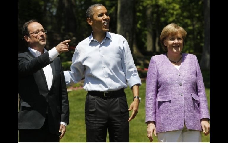 Obama (centro) aparece junto con el nuevo presidente de Francia, Hollande (izq) y la premier alemana, Merkel (der). AP  /