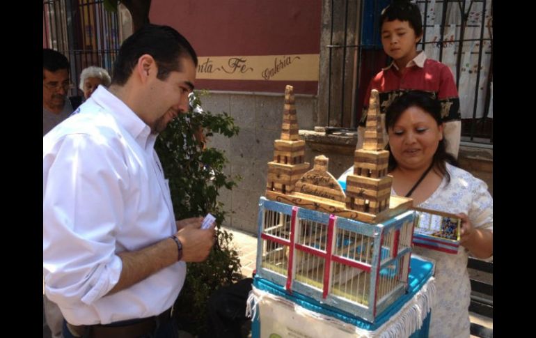 Sergio Silva platicó con comerciantes del Centro de Tlaquepaque. ESPECIAL  /