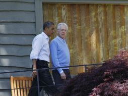 Mario Monti (der) y Obama (izq) durante un recorrido por Camp Davis, tras reunión del G-8. AP  /