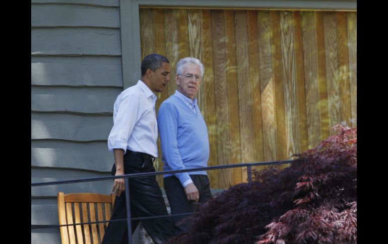 Mario Monti (der) y Obama (izq) durante un recorrido por Camp Davis, tras reunión del G-8. AP  /