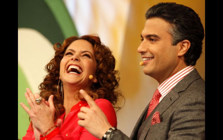 Lucero y Jaime Camil, protagonistas de la novela 'Por ella soy Eva'. ARCHIVO  /