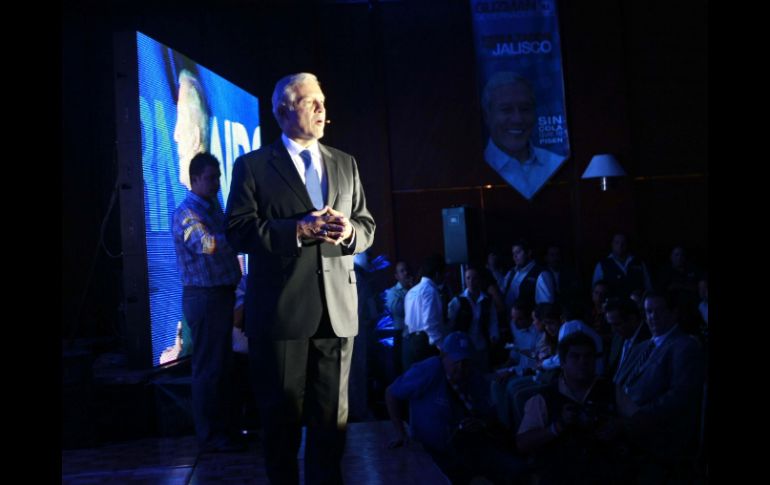 Fernando Guzmán este sábado visitó Puerto Vallarta, donde se reunió con alrededor de mil profesores del puerto. NTX  /