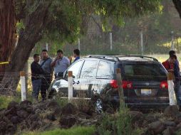 Una de las dos camionetas en que los 18 cuerpos fueron localizados el 9 de mayo. ARCHIVO  /