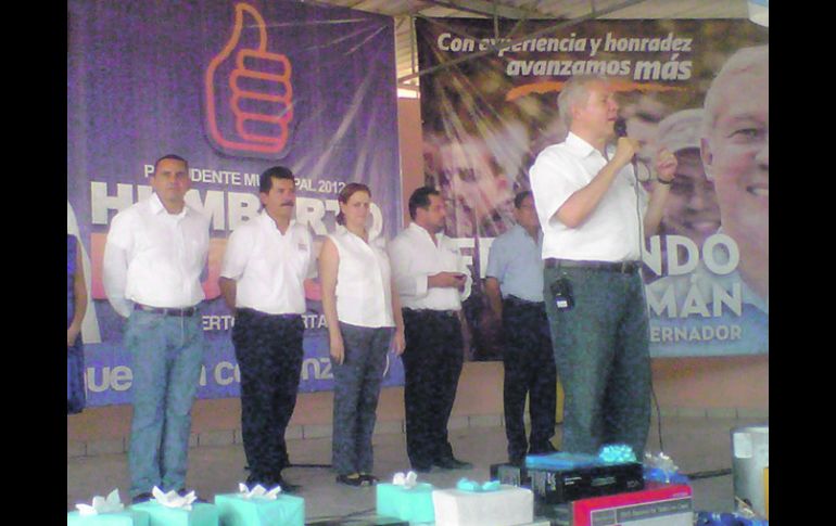 Fernando Guzmán realizó ayer una gira por municipios de la costa.  /