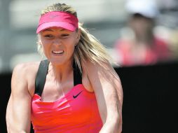 La rusa María Sharapova regresa un servicio de su rival, la alemana Angelique Kerber, durante las semifinales femeniles. AFP  /