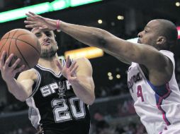 Manu Ginóbili dispara a la canasta ante la marcación de Randy Foye. REUTERS  /