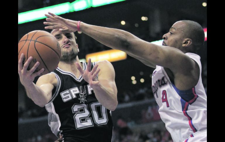 Manu Ginóbili dispara a la canasta ante la marcación de Randy Foye. REUTERS  /