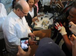 Hipólito Mejía (i), candidato del opositor Partido Revolucionario Dominicano (PRD), al de ejercer su derecho de voto. EFE  /