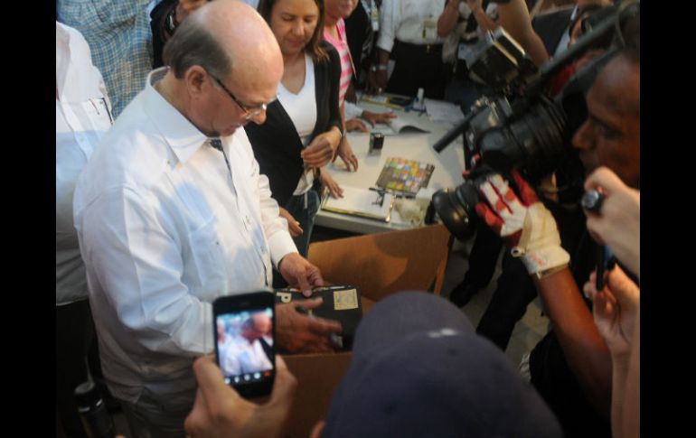 Hipólito Mejía (i), candidato del opositor Partido Revolucionario Dominicano (PRD), al de ejercer su derecho de voto. EFE  /