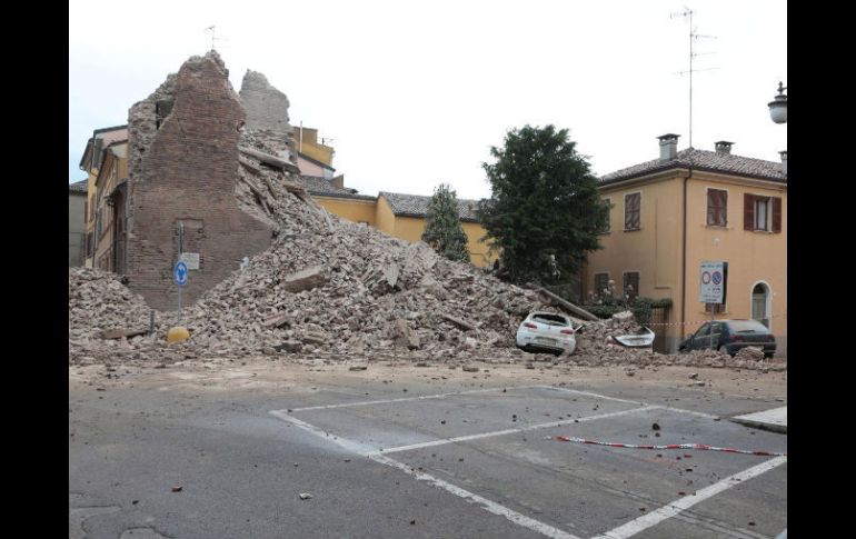 Según un balance provisional, al menos cuatro personas murieron por los derrumbes causados por el sismo. EFE  /