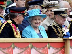 La reina de Inglaterra (C), observa a la guardia que le rinde honores durante un desfile militar por su 'Jubileo de diamantes''. EFE  /