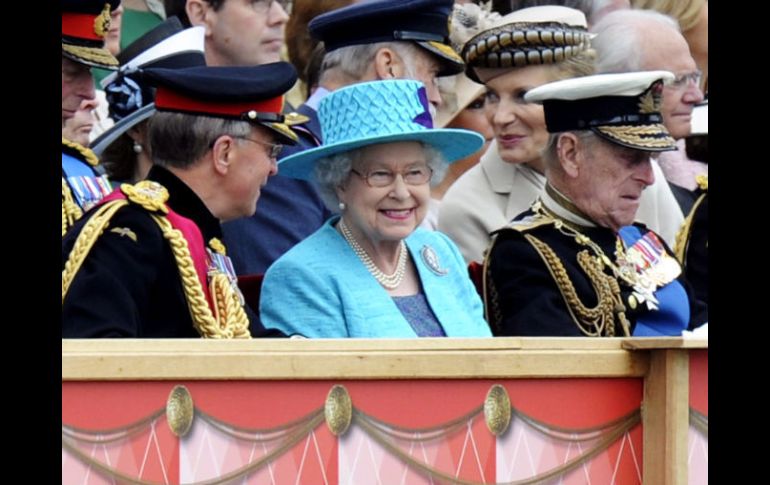 La reina de Inglaterra (C), observa a la guardia que le rinde honores durante un desfile militar por su 'Jubileo de diamantes''. EFE  /