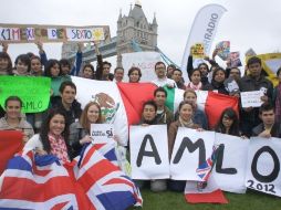 Un grupo de manifestantes portaron pancartas en apoyo a López Obrador, en la capital británica. NTX  /