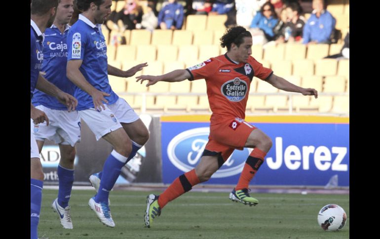 Acción de Andrés Guardado durante el partido ante el Xerez. EFE  /