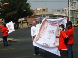 Platicó con los automovilistas y les solicitó apoyo también para Enrique Alfaro. ESPECIAL  /