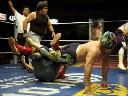 Acciones en la Arena Coliseo en la función dominical de la Lucha Libre.  /