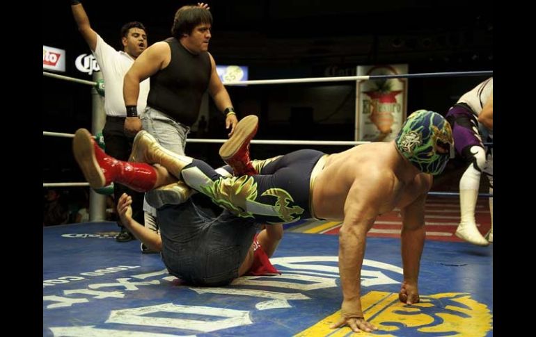 Acciones en la Arena Coliseo en la función dominical de la Lucha Libre.  /