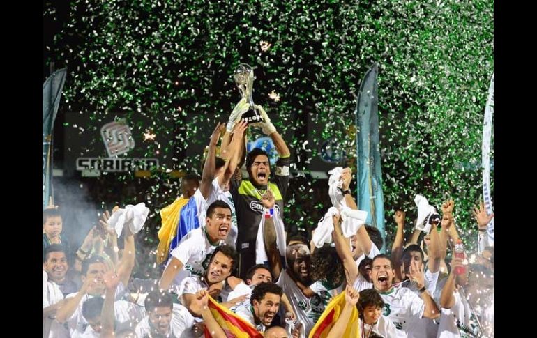 Oswaldo Sánchez junto a todos los elementos del Santos levantan el trofeo de campeón. AFP  /