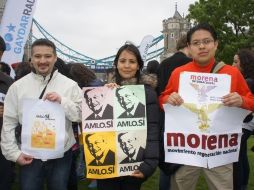 En Londres, simpatizantes portan carteles en favor del candidato presidencial, Andrés Manuel López Obrador. NTX  /