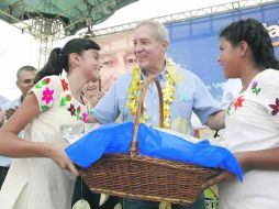 Dos niñas llevan un regalo al candidato panista, durante su mitin en la comunidad de Cuzalapa, municipio de Cuautitlán.ESPECIAL  /