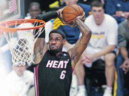 LeBron James clava la pelota ante la mirada de los defensivos de Indiana.  /