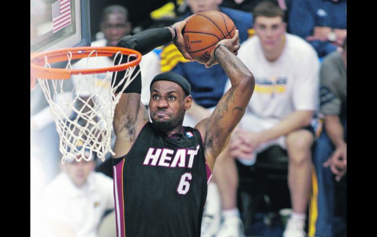 LeBron James clava la pelota ante la mirada de los defensivos de Indiana.  /