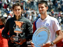 El tenista español Rafa Nadal (i) y el serbio Novak Djokovic (d) posan con sus respectivos trofeos. EFE  /