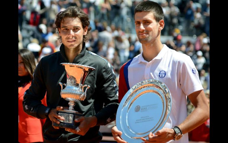 El tenista español Rafa Nadal (i) y el serbio Novak Djokovic (d) posan con sus respectivos trofeos. EFE  /