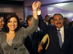 Danilo Medina y la que será su vicepresidenta, Margarita Cedeño, celebran su victoria. AP  /