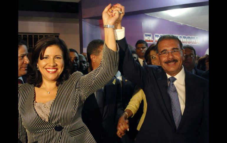 Danilo Medina y la que será su vicepresidenta, Margarita Cedeño, celebran su victoria. AP  /