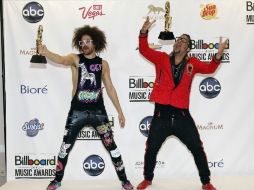 El dúo LMFAO mostró de manera escandalosa dos de sus premios. REUTERS  /