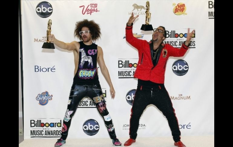 El dúo LMFAO mostró de manera escandalosa dos de sus premios. REUTERS  /