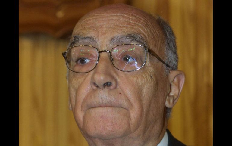 Entre todo el material enviado, destacan también varias piezas del escritorio personal de Saramago. ARCHIVO  /