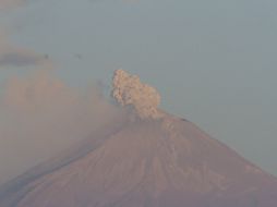 El volcán Popocatépetl  continúa en Amarillo fase 3, luego de arrojar material incandescente. NOTIMEX  /