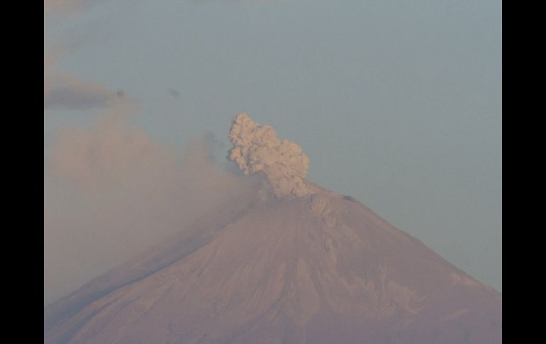 El volcán Popocatépetl  continúa en Amarillo fase 3, luego de arrojar material incandescente. NOTIMEX  /