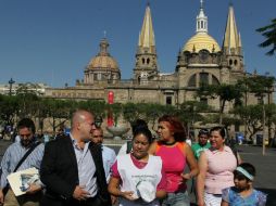 Alfaro se reunió con el grupo Asistencia Alimentaria Comerciantes en Acción, en la Plaza de la Liberación.  /