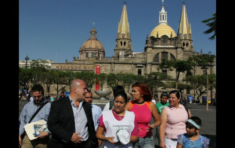 Alfaro se reunió con el grupo Asistencia Alimentaria Comerciantes en Acción, en la Plaza de la Liberación.  /