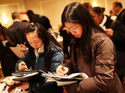 Jóvenes en una feria de empleo. La tasa de desempleo permanece invariable desde lo más alto de la crisis en 2009. ARCHIVO  /