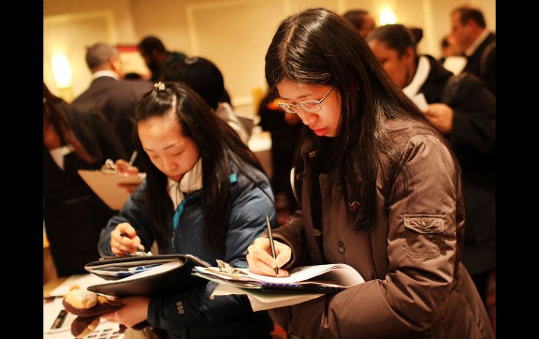 Jóvenes en una feria de empleo. La tasa de desempleo permanece invariable desde lo más alto de la crisis en 2009. ARCHIVO  /