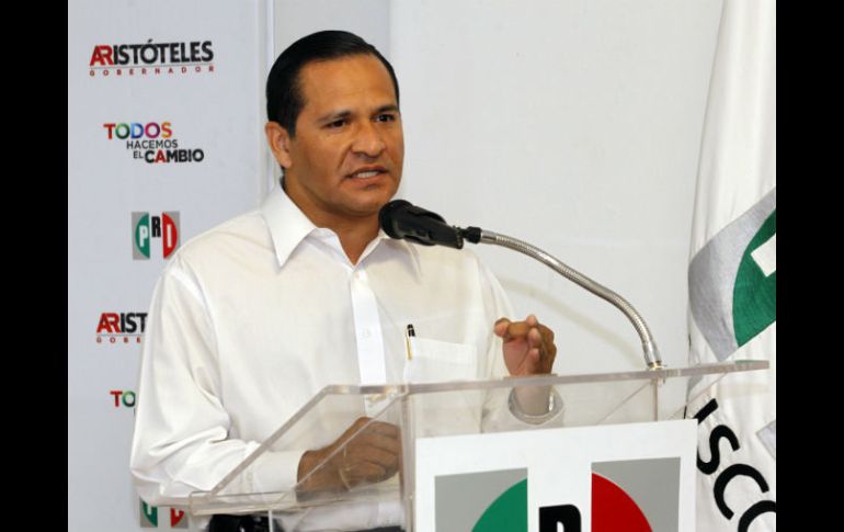 Eduardo Almaguer dirigente priista en Jalisco durante una rueda de prensa.  /