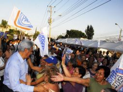 Alberto Cárdenas convive y atiende a ciudadanos de la colonia Jardines de la Cruz. ESPECIAL  /